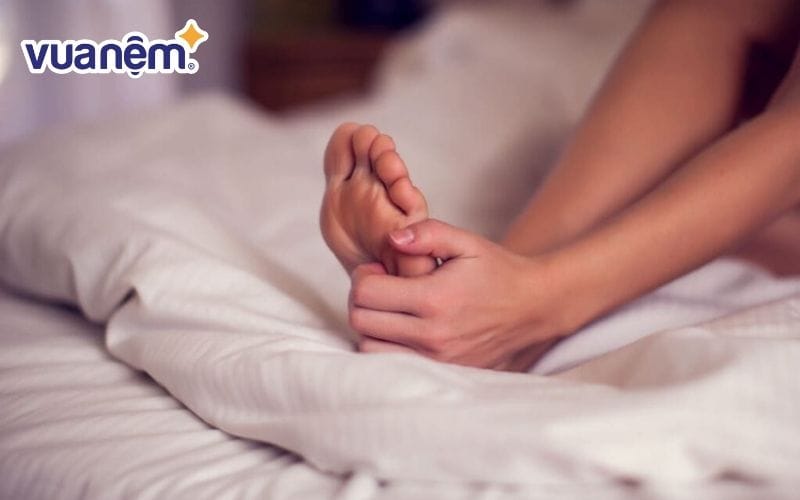 Người bị viêm gan bàn chân thường cảm thấy đau nhức lòng bàn chân