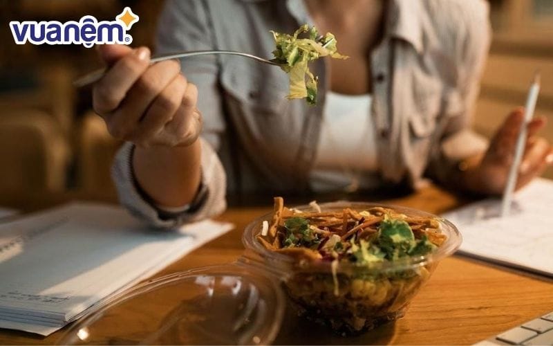 Người bị viêm loét đại tràng nên ăn tối vào khoảng 5 – 6h chiều