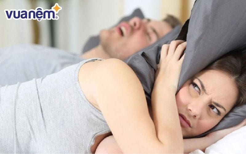 Bạn có thể nhờ người bên cạnh kiểm tra xem mình có ngủ ngáy không