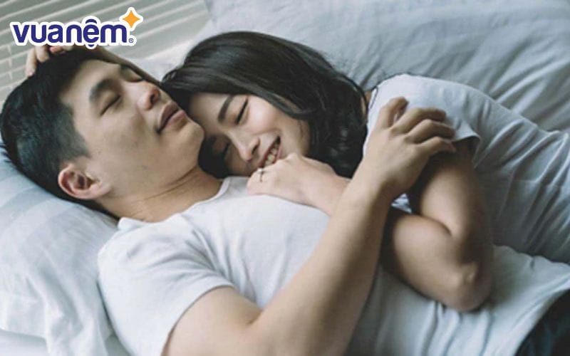 Thói quen ôm nhau khi ngủ đem đến tác động tích cực đến sức khỏe tim mạch, góp phần điều chỉnh huyết áp