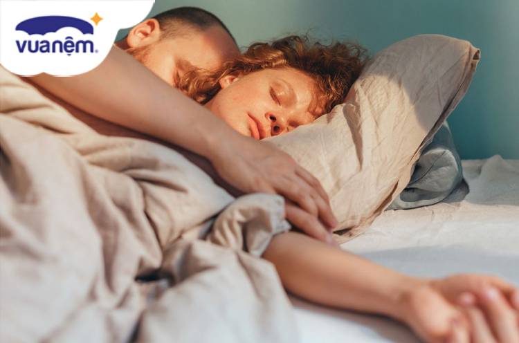 Ôm nhau ngủ có giúp bạn ngủ ngon