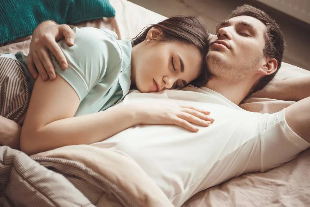 Ôm nhau ngủ giúp tăng cường hệ miễn dịch