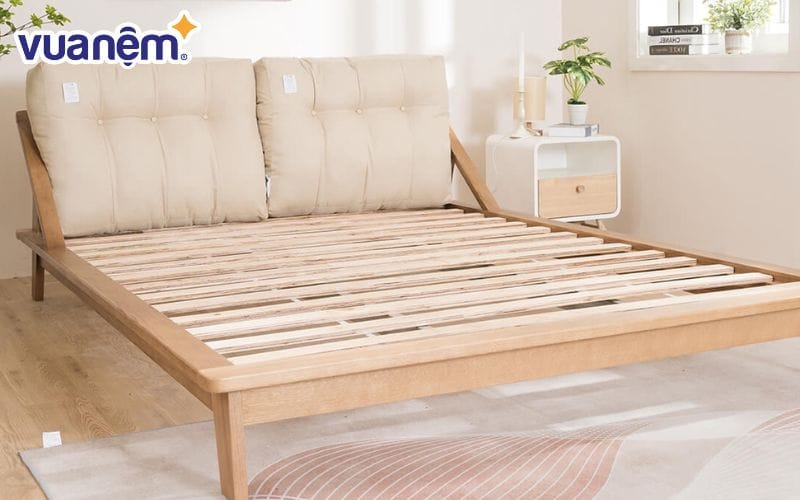 Bảng so sánh giường bọc da hay giường gỗ cho thấy những đặc trưng riêng của từng loại.