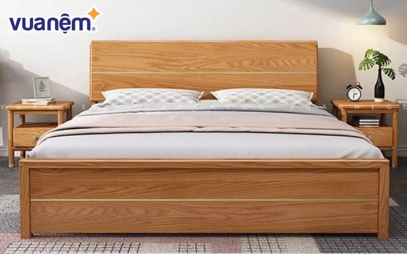 Giường gỗ có thể dễ dàng chạm khắc với những họa tiết cầu kỳ và tỉ mỉ