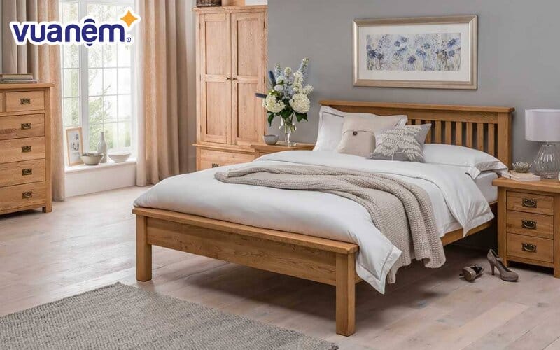 Nếu phòng ngủ có thiết kế sang trọng, hoàng gia, thì giường ngủ bằng gỗ có thể là lựa chọn tốt