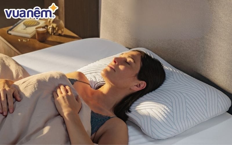 Dùng gối ngủ êm ái sẽ giúp hỗ trợ toàn bộ phần đầu, cổ, vai, giảm áp lực tạo ra khi bạn nằm