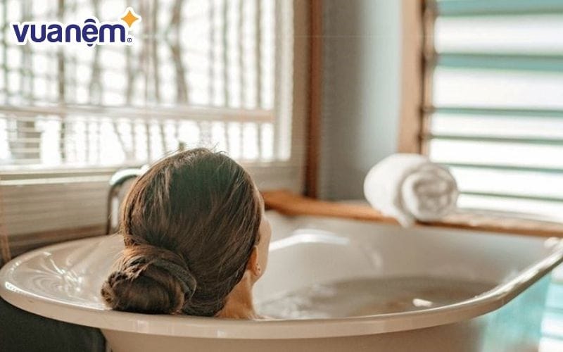 Tắm nước ấm sẽ khiến mũi thông thoáng, hạn chế ngủ ngáy