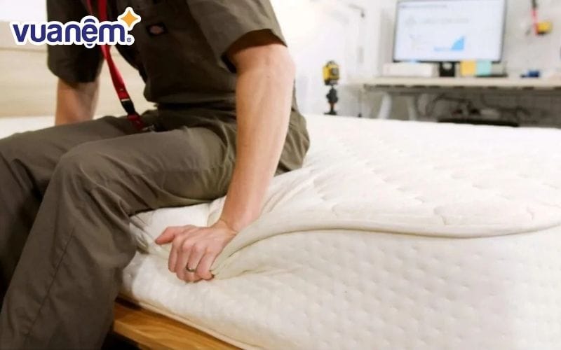 Nệm bị xẹp là dấu hiệu rõ ràng nhất cho thấy bạn cần thay nệm cao su mới