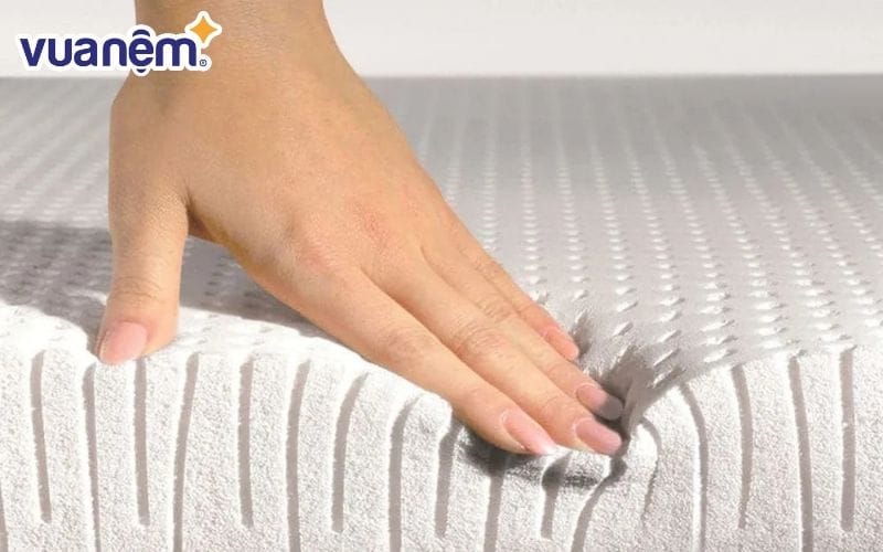 Nệm cao su bị nứt vỡ là 1 dấu hiệu rõ ràng cho thấy đã đến lúc thay nệm mới