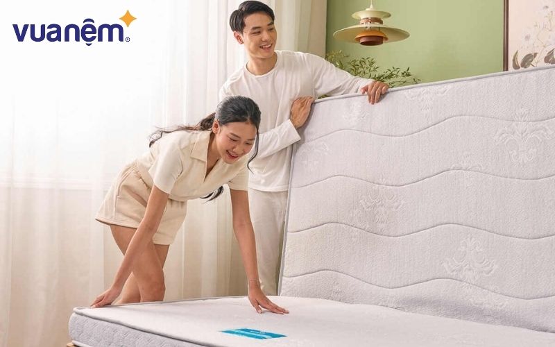 Việc lật nệm định kỳ giúp phân bổ trọng lượng đều, hạn chế biến dạng nệm và duy trì độ bền 