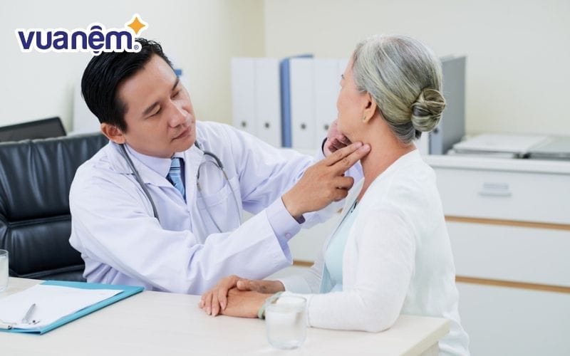 Tới gặp bác sĩ nến tình trạng sưng môi trầm trọng hơn