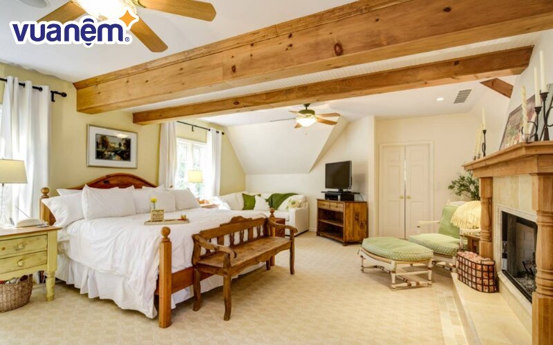 Chăn ga gối màu trắng là một lựa chọn an toàn cho nền tường vàng