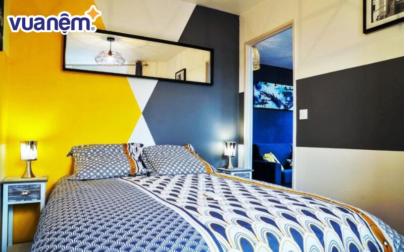 Chăn ga gối với sắc xanh trẻ trung này chính là điểm nhấn đặc biệt trên nền vàngz