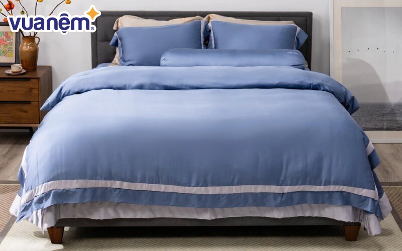 Màu xanh dương của chăn ga sẽ là lựa chọn bắt sáng tuyệt vời