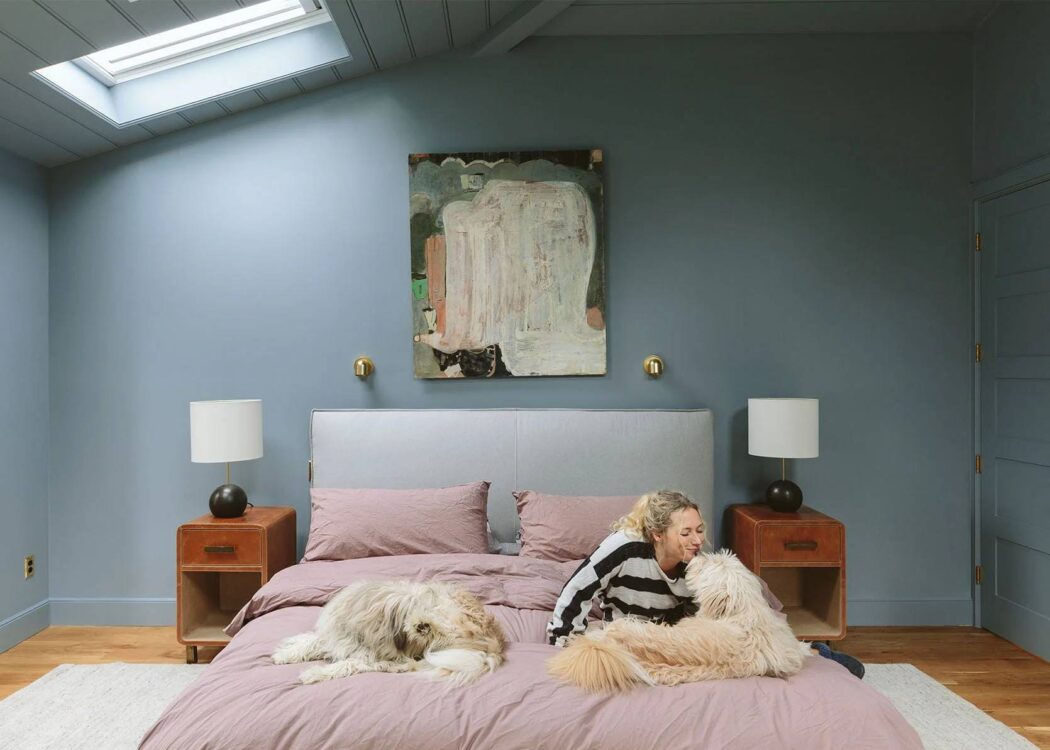 Tường màu xanh dương nên chọn ga giường màu hồng
