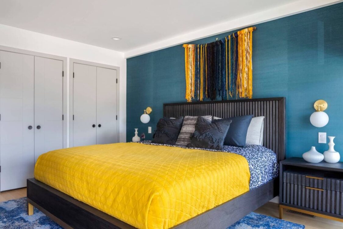 Tường màu xanh dương nên chọn ga giường màu vàng và xanh dương