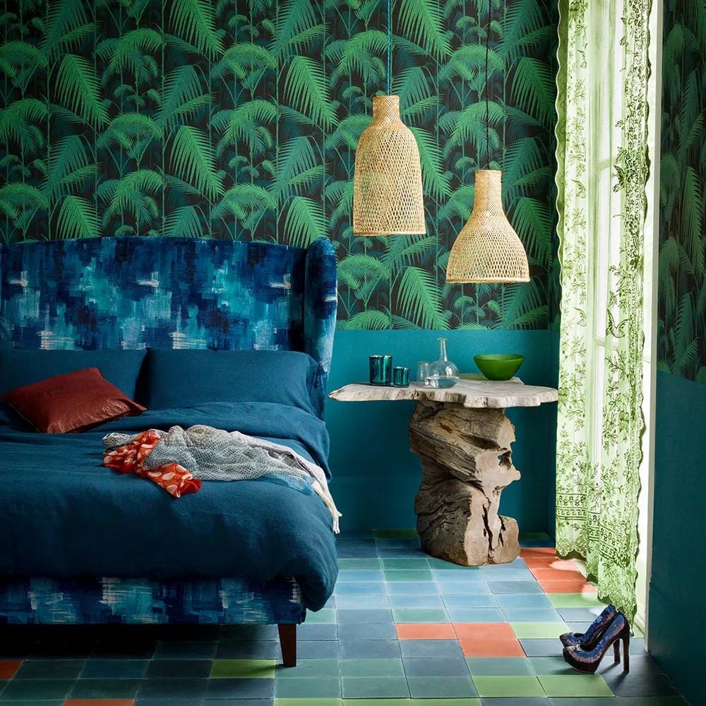 Tường màu xanh lá nên chọn ga giường màu xanh lá kết hợp xanh dương