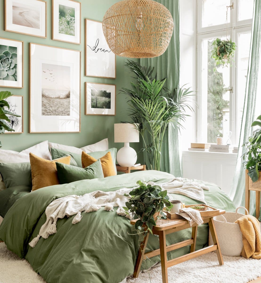 Tường màu xanh lá nên chọn ga giường màu xanh lá