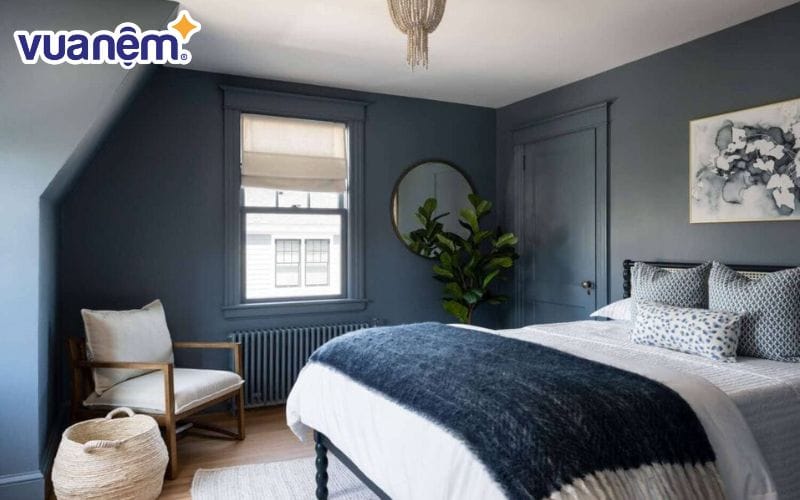 Tường xanh đậm hoặc xanh navy nên chọn ga màu sáng