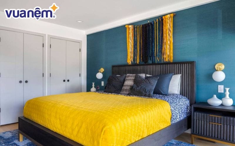 Để phòng ngủ sơn tường màu xanh trở nên hài hòa và dễ chịu, bạn nên phối ga giường đồng bộ với các món nội thất