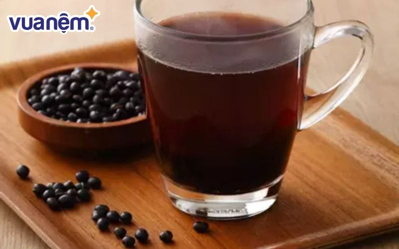 Những người hay nóng trong, ăn nhiều đồ dầu mỡ nên uống nước đỗ đen