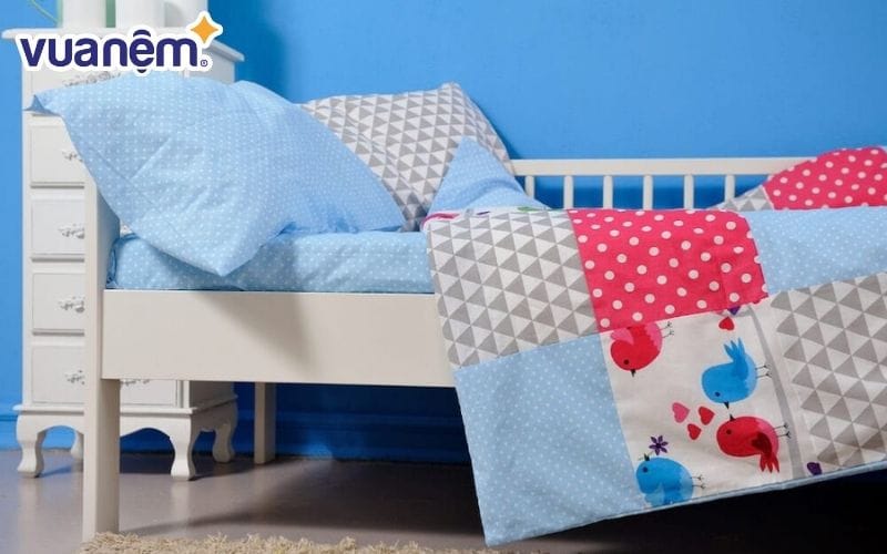 Giường đôi có chiều cao thấp, kích thước lớn và rộng giúp tránh nguy cơ bé té ngã khi ngủ