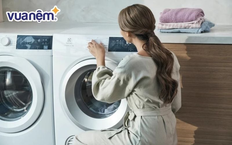 Khi dùng máy sấy quần áo để làm khô chăn gối, nên để nhiệt độ ở mức thấp hoặc trung bình