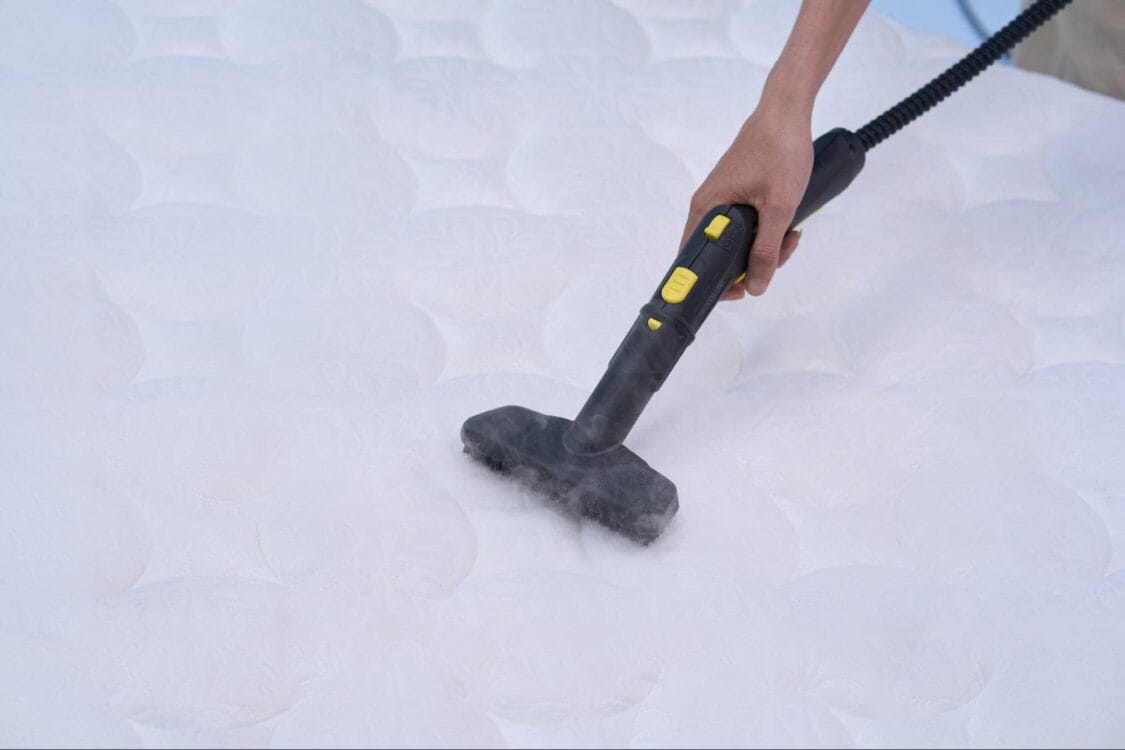 Thực hiện vệ sinh nệm là điều hết sức cần thiết để bảo vệ sức khỏe người dùng