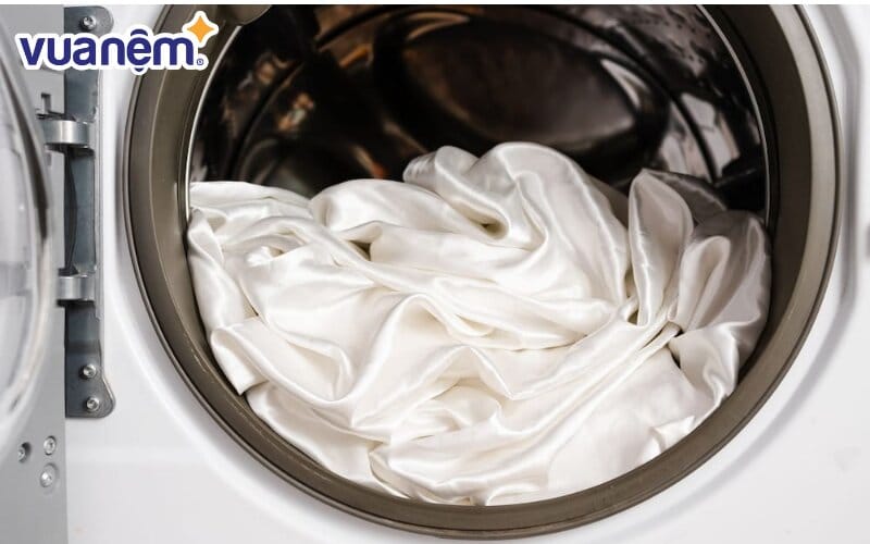 Bạn có thể vệ sinh chăn ga gối vải lụa bằng máy giặt