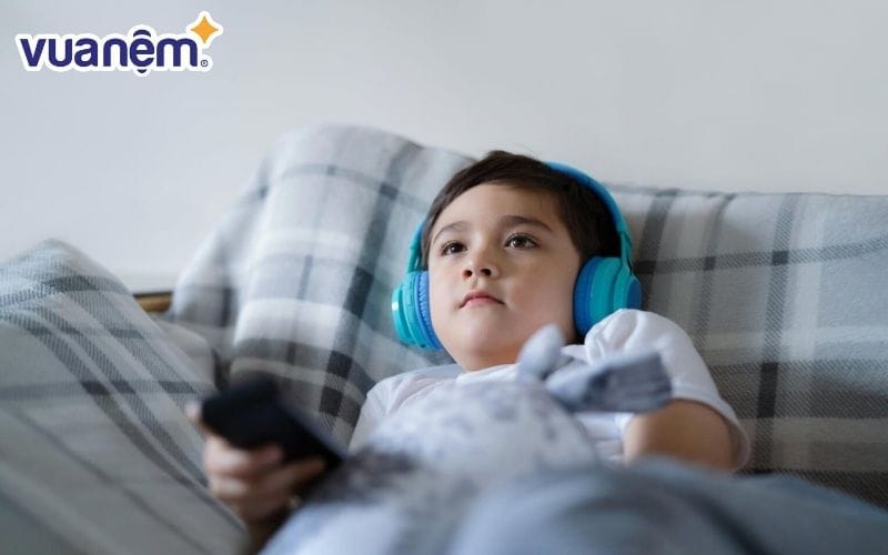 Xem tivi trước khi đi ngủ ảnh hưởng tới cảm xúc của trẻ