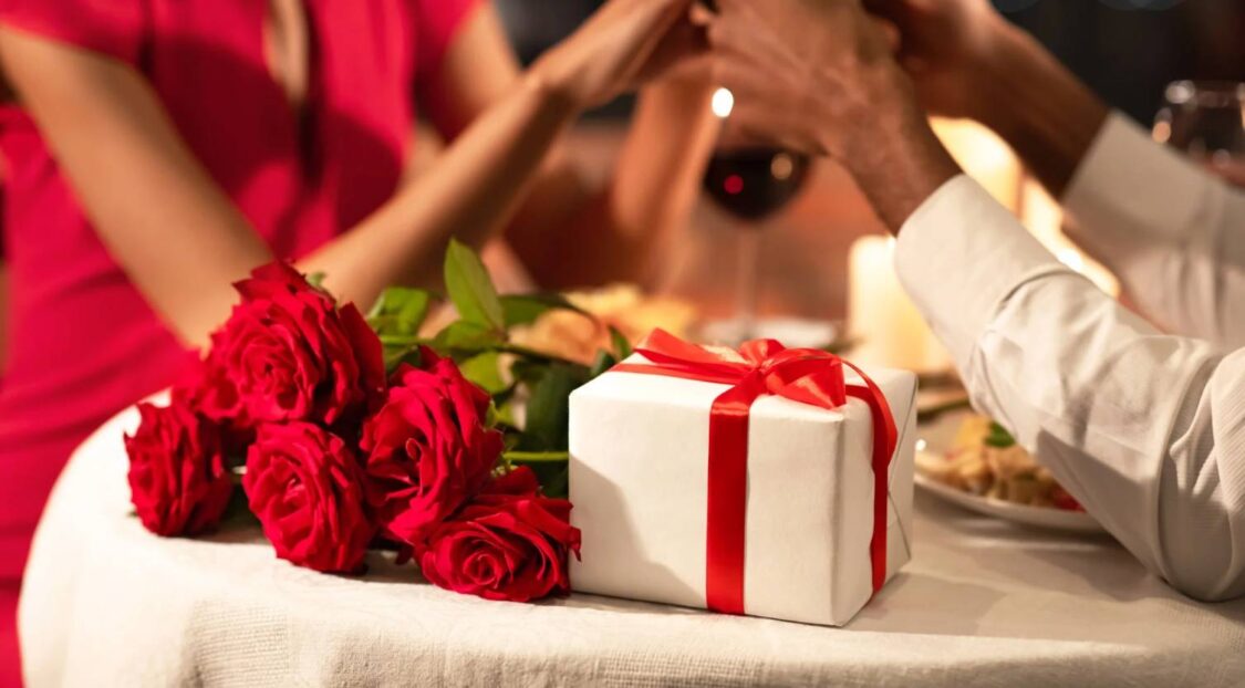 Tặng người yêu một món quà là việc cần làm để đón Valentine cùng người yêu