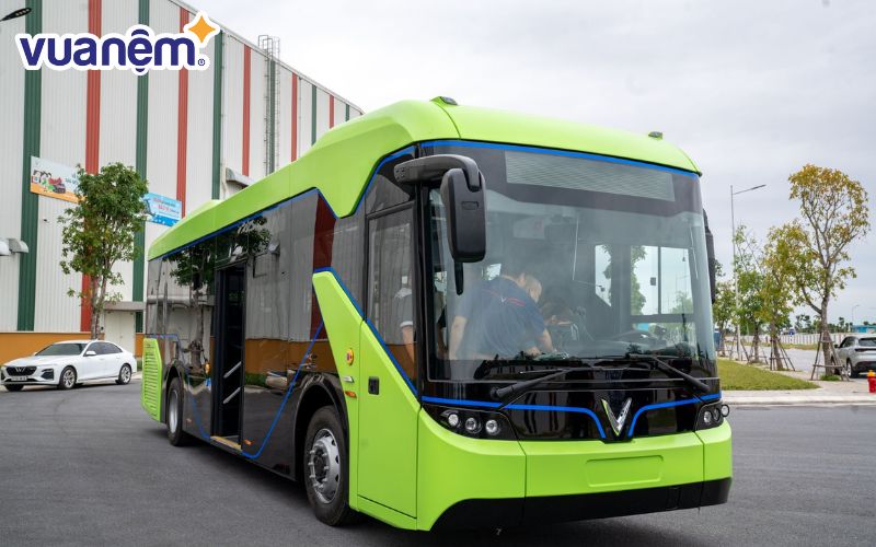 Du khách có thể di chuyển đến công viên Yên Sở bằng xe bus