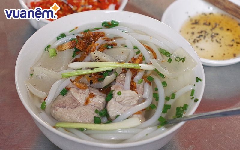 Bánh canh Ông Cáo là một trong những quán ăn nổi tiếng ở Huyện Bình Chánh