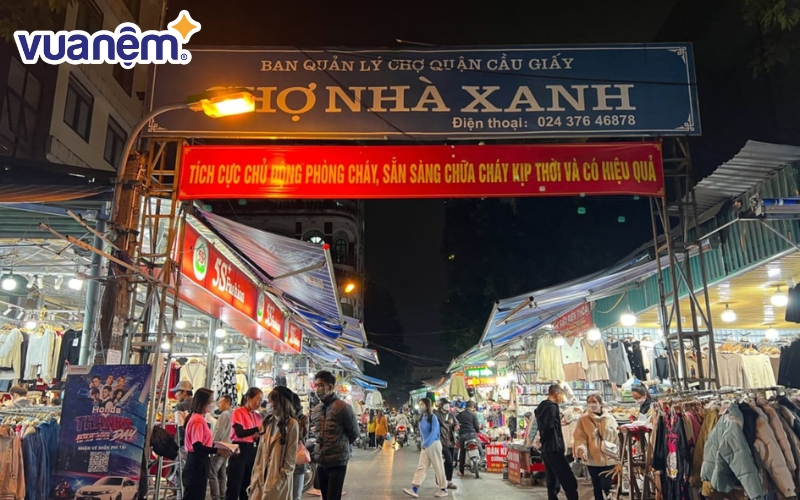 Chợ Nhà Xanh là điểm đến của nhiều bạn trẻ, nhất là các bạn sinh viên thủ đô.