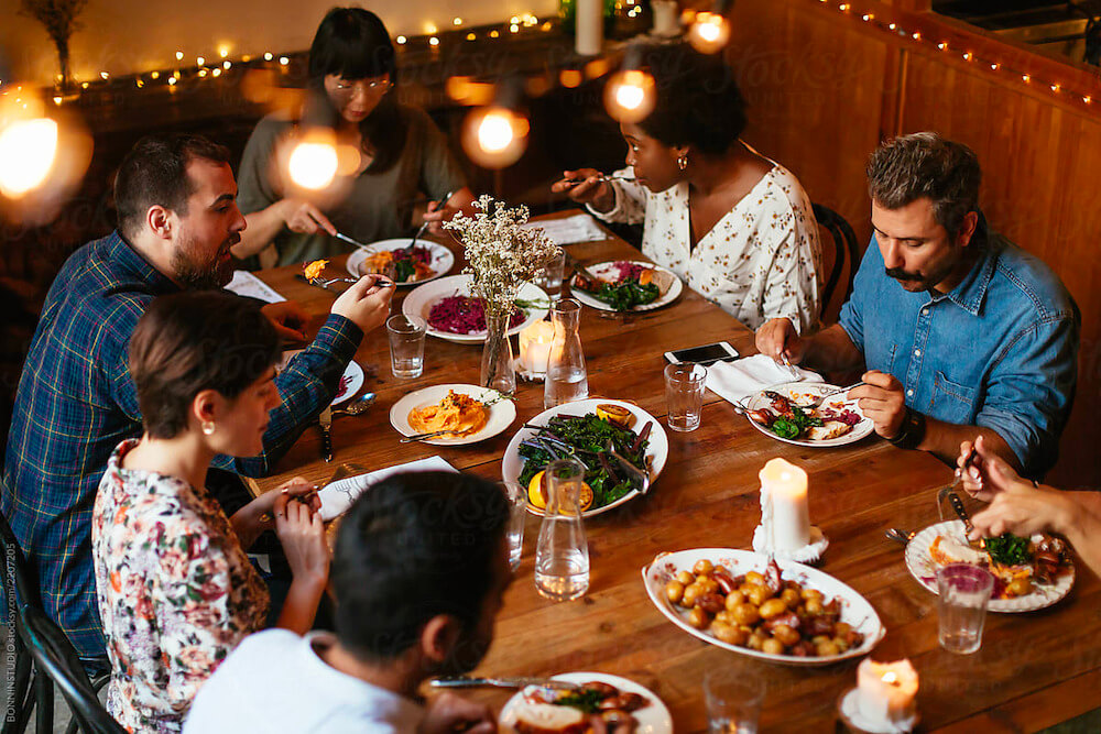 Dành thời gian nói chuyện, ăn uống cùng gia đình là ý tưởng tuyệt vời cho chuyến staycation
