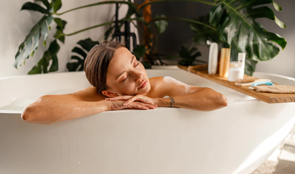 Đi tắm trước khi ngủ là phương pháp cải thiện giấc ngủ được nhiều người áp dụng