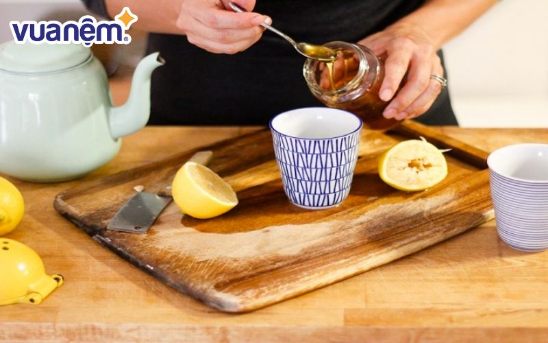 Uống mật ong trước khi đi ngủ giúp bạn có giấc ngủ ngon