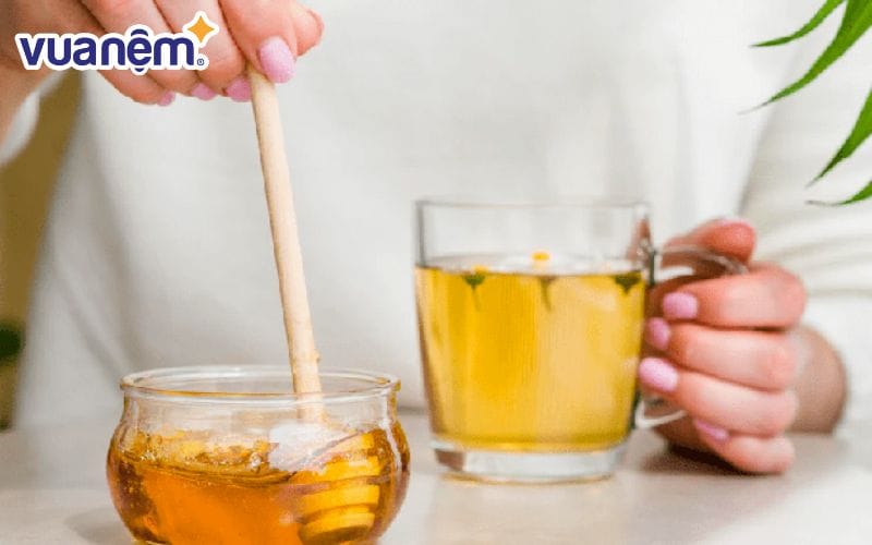 Pha mật ong uống trước khi đi ngủ là liều thuốc ho hiệu quả