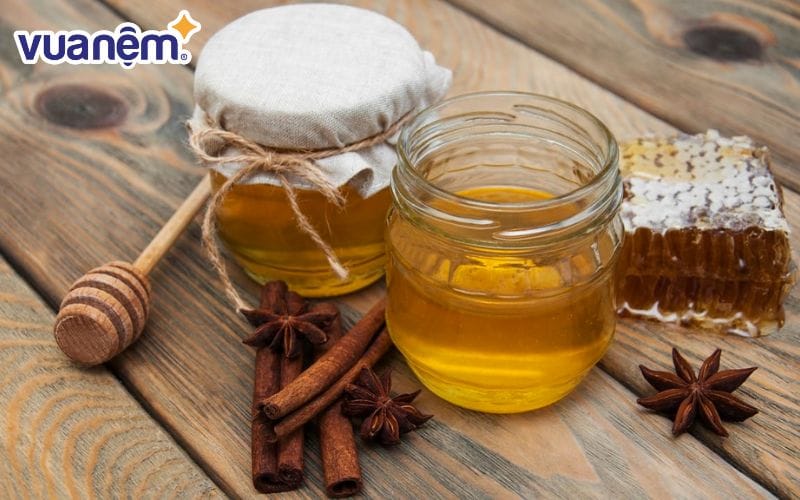 Pha bột quế với mật ong
