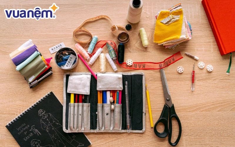 Cô dâu chuẩn bị kim khâu để mang về nhà chồng