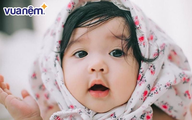 Bé gái tên Vân Anh sở hữu vẻ đẹp dịu dàng và mơ mộng