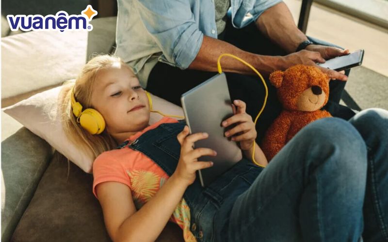 Chữ Ngân mang nhiều ý nghĩa tốt đẹp khi dùng làm tên đệm cho bé gái
