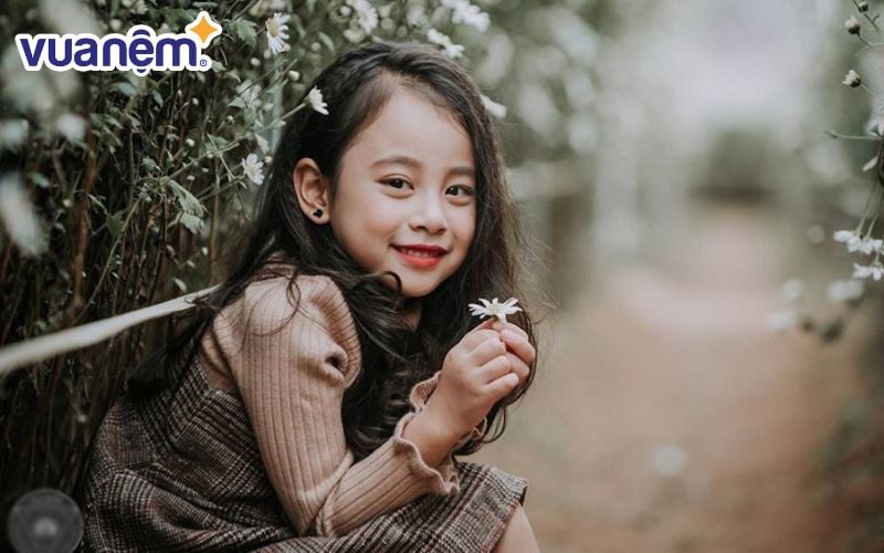 Tên đệm hay cho bé gái tên Hồng với ý nghĩa hiếu thảo, ngoan hiền