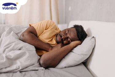 Cách xử lý tình trạng bị nóng lưng khi ngủ