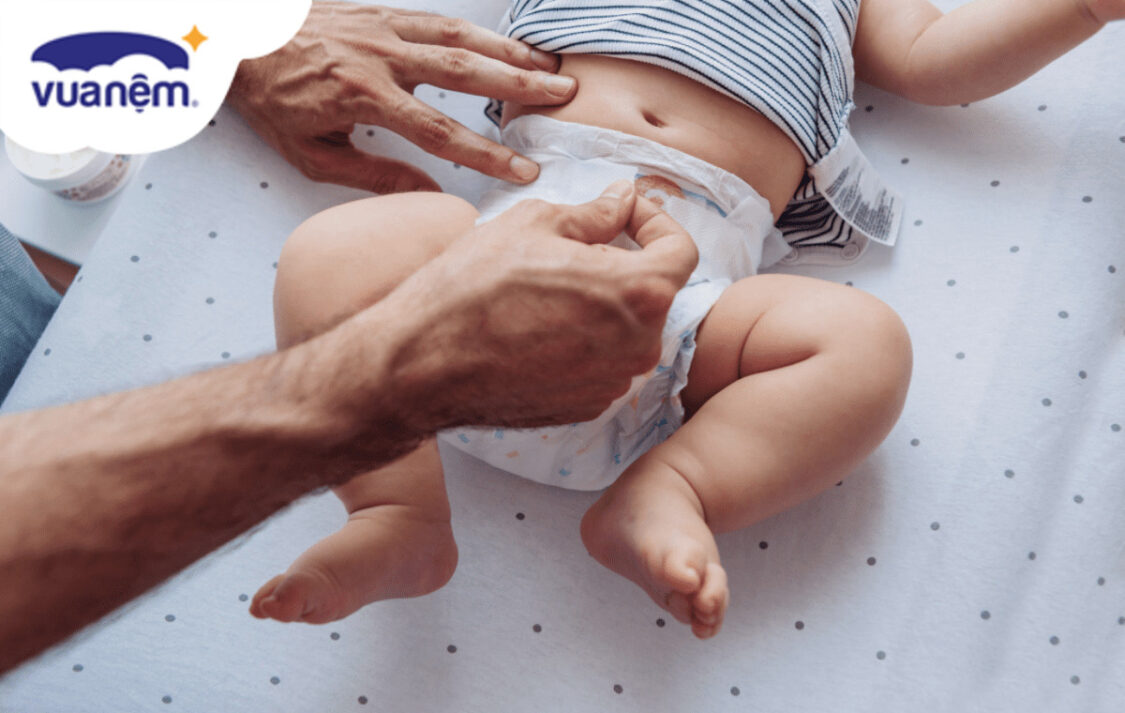 có nên thay bỉm bị đầy khi bé đang ngủ không