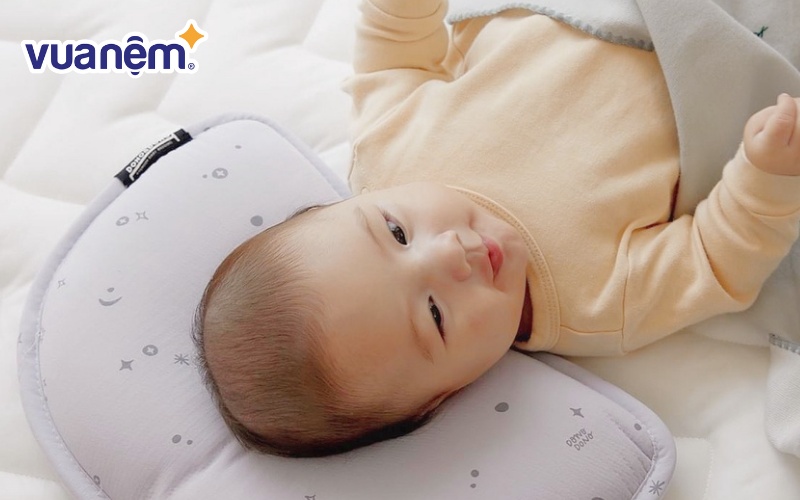 Có nên cho trẻ sơ sinh nằm gối chống lõm đầu hay không là câu hỏi được nhiều phụ huynh quan tâm