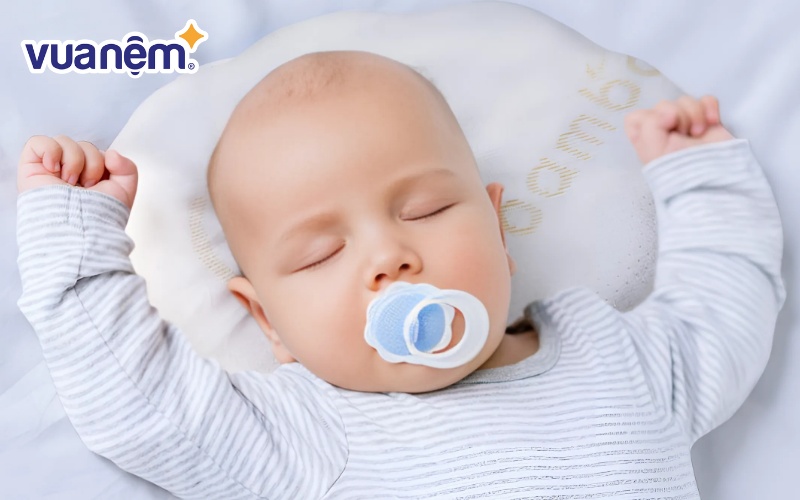 Mẹ cần biết cách kê gối lõm để bé có giấc ngủ an toàn và chất lượng nhất