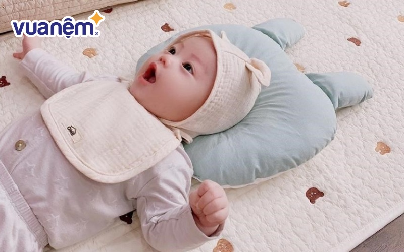 Chọn gối có kích thước phù hợp với vai của bé rất quan trọng