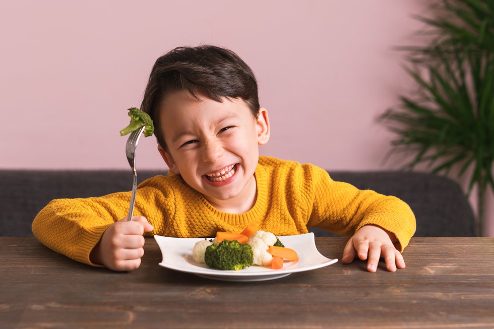 Bố mẹ nên tập cho bé thói quen ăn rau xanh hàng ngày.