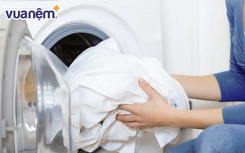 Bạn nên giặt ga chống thấm định kỳ khoảng 1–2 lần mỗi tuần